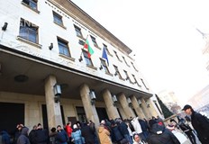 Част от чакащите хора за възпоменателната монета с лика на