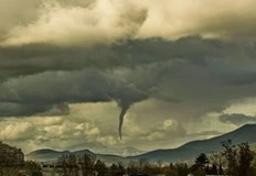 Стихията причини сериозни щети в област ПарамитияСмерч който удари гръцката