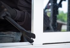 Мъжът е работник в строителна фирма извършваща ремонт в учебното