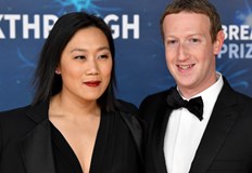 Основателят на Facebook качи снимка с жена сиОснователят на Facebook