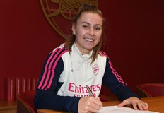 Полузащитничката идва след 11 гола в 66 мача за тима