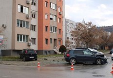 При инцидента е пометен и пътен знакДва автомобила се удариха