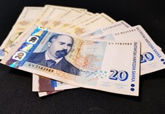 Банкнотите били две една от 100 лева и една