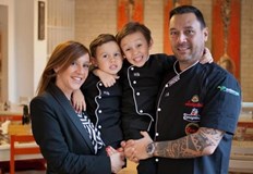 Лео и Лучия имат две момчета двуяйчни близнациПопулярният готвач