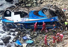 Няколко пътници са изхвърчали от превозното средство а други са