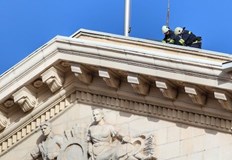 Ураганният вятър нанася щети в столицатаДокато премиерът се отчиташе за