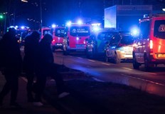 По пожарни автомобили са хвърляни бирени каси и пожарогасители а