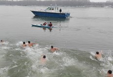 Хвърлят кръста във водите на ДунавРусенската митрополия организира ритуал по