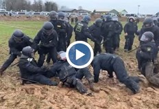 Униформените се опитвали да спрат поход на екоактивистиНад 11 милиона