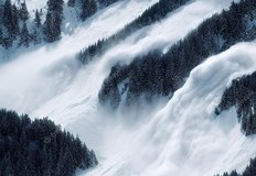 Силен на места ураганен вятър духа по високите части на