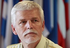 Петър Павел изпреварва с малка разлика Андрей БабишГенералът от запаса