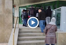 Охраната държи хората на студено пред сградата Опашки пред данъчното