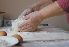 Всеки четвърти българин приготвя вкъщи различни традиционни продукти и ги