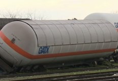 Няма изтичане на газ а мястото е обезопасеноТри влакови цистерни