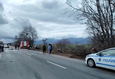 Две коли изхвърчаха в канавката след сблъсъкКатастрофа между два леки