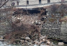 Пътят между селата Орешак и Черни Осъм е пропаднал през