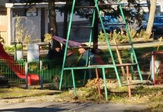 Пред блок Силистра вход В два часа работниците по чистотата