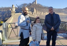 Александра Шопова бе посрещната с подаръциДеветгодишната Александра Шопова от Чирпан