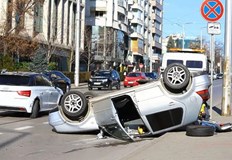 Катастрофата стана малко след 12 00 часа Автомобил се обърна по