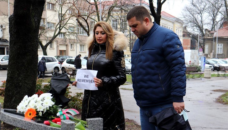 Златомира Стефанова и Иво Пазарджиев почетоха с едноминутно мълчание жертвите на геноцида