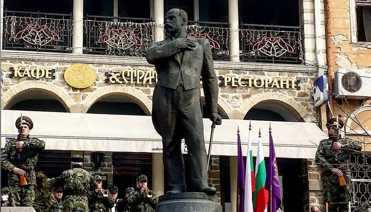 Годишнината ще бъде отбелязана с общоградско поклонение и военен ритуал в родния му град Велико Търново