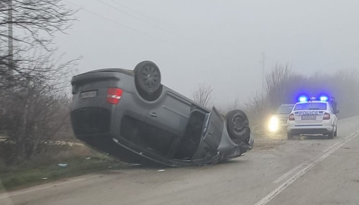 Шофьорите предупреждават за заледена пътна настилка и гъста мъгла в региона