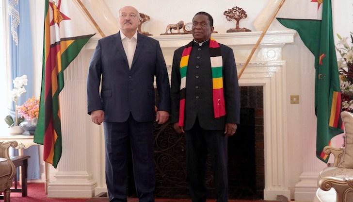 Президентът на Беларус Александър Лукашенко (вляво) и президентът на Зимбабве Емерсън Мнангагва