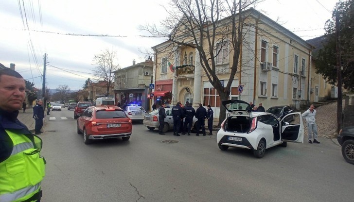 Полицаят е разбил с ръка стъклото, за да извадят мъжа от автомобила Полицаят е разбил с ръка стъклото, за да извадят мъжа от автомобила