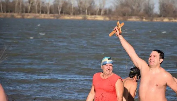 Петнадесет мъже, от цялата страна – Русе, София, Свищов и Казанлък, скочиха в прохладните води на реката след кръста Петнадесет мъже, от цялата страна – Русе, София, Свищов и Казанлък, скочиха в прохладните води на реката след кръста