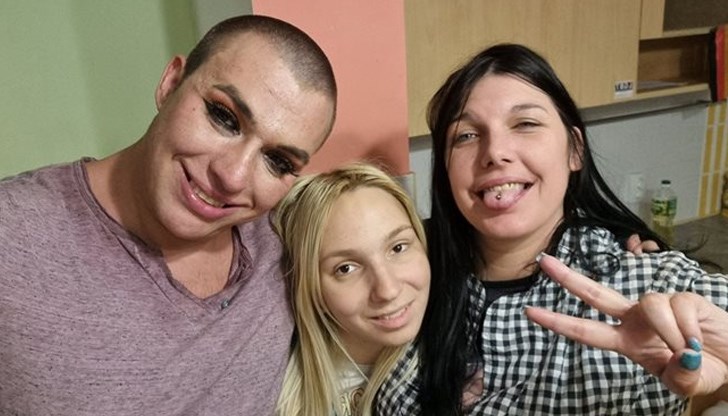 Тихомир от Фермата, който въртеше бурна любов с Емили ще се жени за Елизабет, с която ги запознава самата Емили Тихомир от Фермата, който въртеше бурна любов с Емили ще се жени за Елизабет, с която ги запознава самата Емили