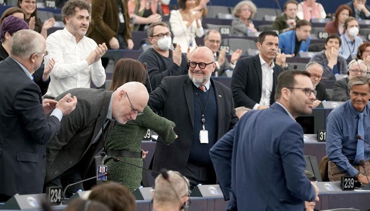 Евродепутатът зае мястото на Ева Кайли, която е обвинена в така наречената афера "Катаргейт" Евродепутатът зае мястото на Ева Кайли, която е обвинена в така наречената афера "Катаргейт"