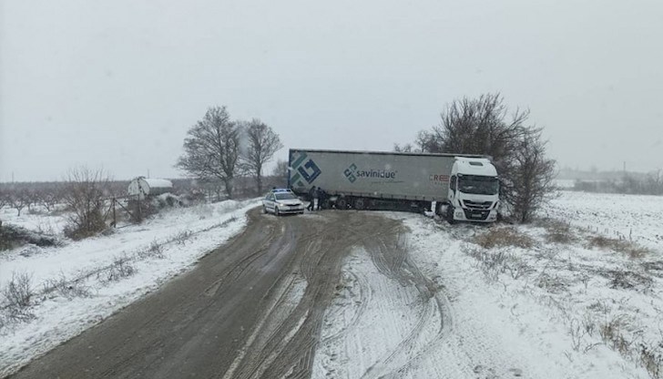 Очевидци споделят, че вече повече от три часа не е взето адекватно решение за ситуацията Очевидци споделят, че вече повече от три часа не е взето адекватно решение за ситуацията