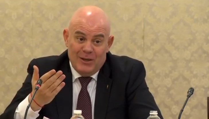 Наши депутати търпят шегичките му с наведени очи, като ученичка в нежелана бременност пред баща си Наши депутати търпят шегичките му с наведени очи, като ученичка в нежелана бременност пред баща си