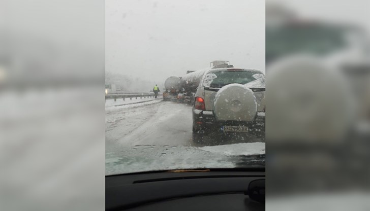 Има натрупана значителна снежна покривка, а цистерна е аварирала на платното Има натрупана значителна снежна покривка, а цистерна е аварирала на платното