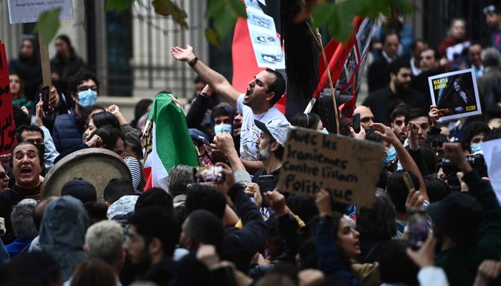 Двама демонстранти вече са екзекутирани