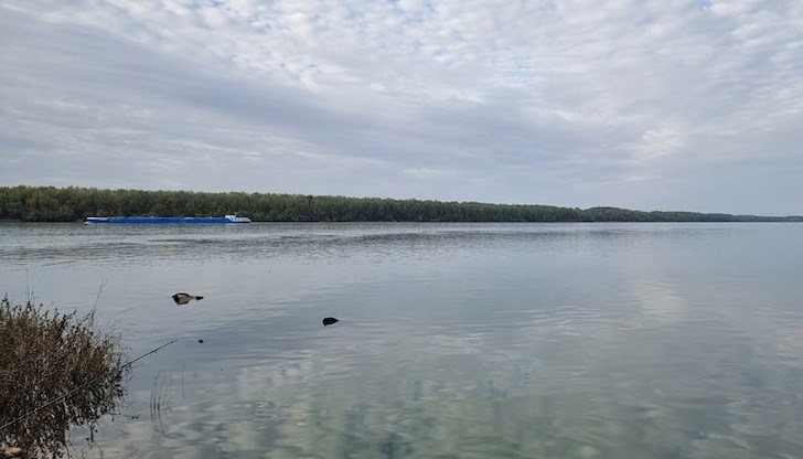 Предприето е издирване от катери на Гранична полиция и на агенция "Морска администрация", а вчера в акцията са се включили и рибари доброволци, но без резултат Предприето е издирване от катери на Гранична полиция и на агенция "Морска администрация", а вчера в акцията са се включили и рибари доброволци, но без резултат