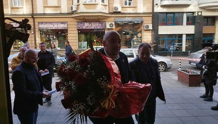 Нов букет рози получи лидерката на БСП Корнелия Нинова