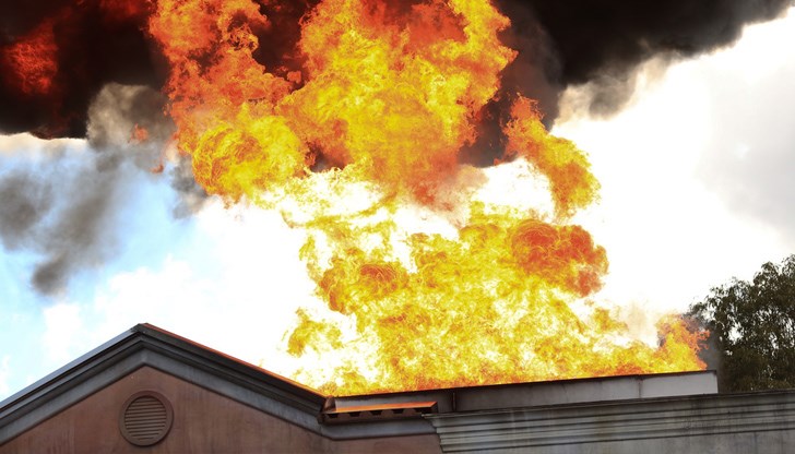 Младите родители се опитали да запалят печка на твърдо гориво с бензин /снимката е илюстративна/ Младите родители се опитали да запалят печка на твърдо гориво с бензин /снимката е илюстративна/