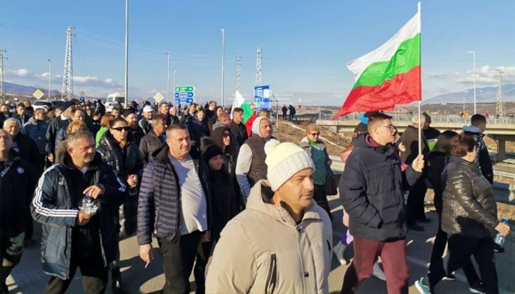 Демонстранти блокираха и главния път Е-79