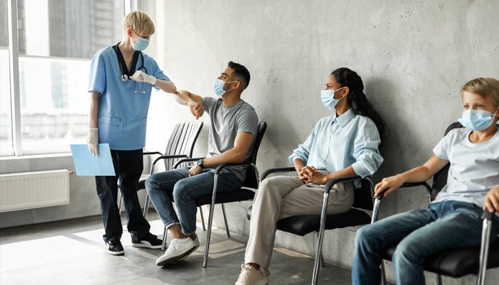 Маските в аптеки, оптики, здравни заведения и в градския транспорт стават задължителни от 17 януари Маските в аптеки, оптики, здравни заведения и в градския транспорт стават задължителни от 17 януари