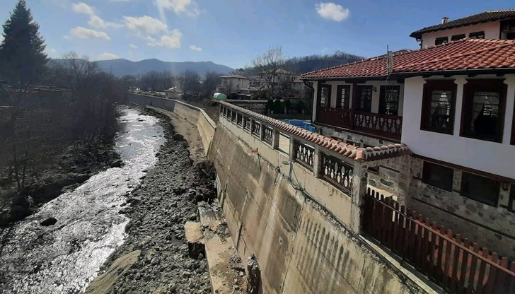 Обстановката е започнала да се успокоява, а общински екипи разчистват засегнатите от пълноводието терени в региона