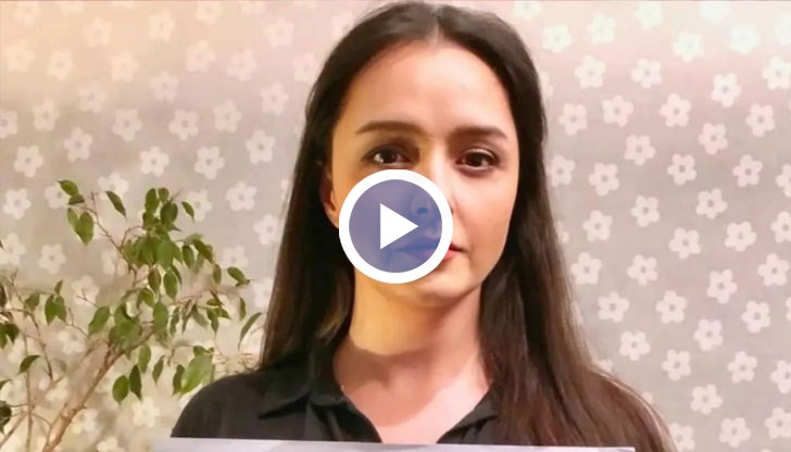 През ноември актрисата публикува в социалните мрежи снимка, на която държи табела с популярен слоган от протестите