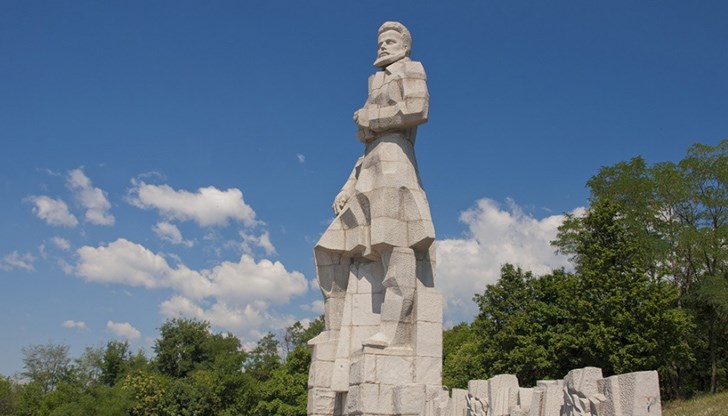 Организиран е митинг-поклонение пред мемориалния комплекс "Христо Ботев" Организиран е митинг-поклонение пред мемориалния комплекс "Христо Ботев"