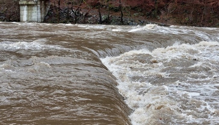 Придошлите води на река Арда са залели моста при село Китница и няколко населени места са откъснати от света Придошлите води на река Арда са залели моста при село Китница и няколко населени места са откъснати от света