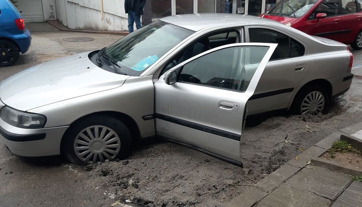 Жена затъна с колата си в кални „разкопки“ на Топлофикация