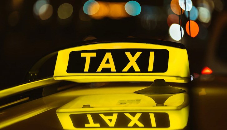 Пътничка в таксиметровия автомобил е леко пострадала