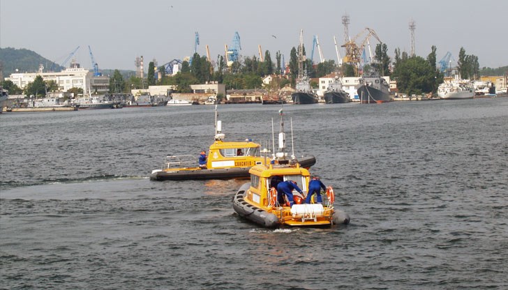 Катер на "Морска администрация" транспортира пострадалия