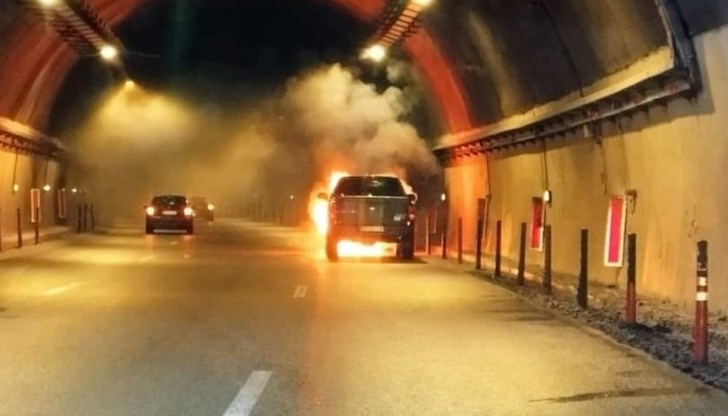 По първоначални данни колата се е самозапалила По първоначални данни колата се е самозапалила