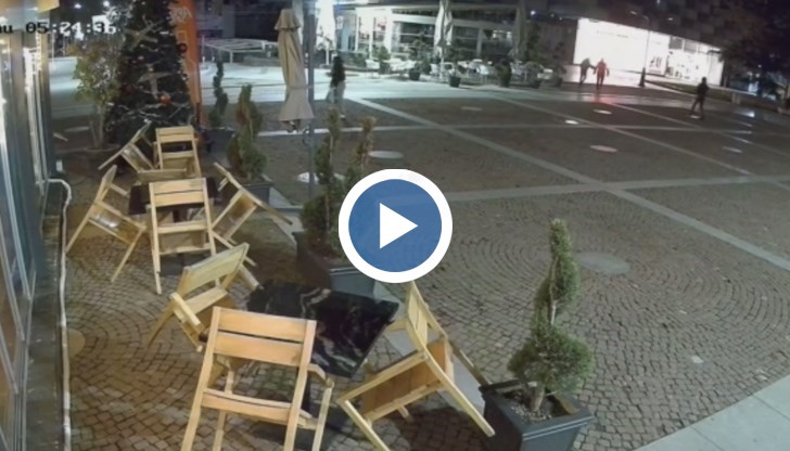 Младежите се бият през цялата пешеходна улица в центъра на града