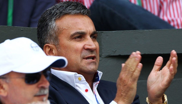 След мач на Ноле на Откритото първенство на Австралия заснеха баща му да позира с фенове, носещи руски знамена След мач на Ноле на Откритото първенство на Австралия заснеха баща му да позира с фенове, носещи руски знамена